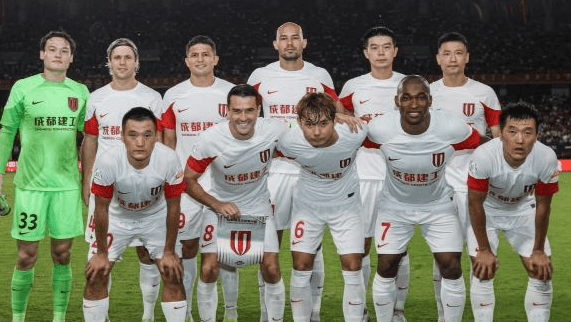 清晨阿斯顿维拉调整名单以备亚冠，防线松动环节打磨，更衣室稳定，控场能力受关注 